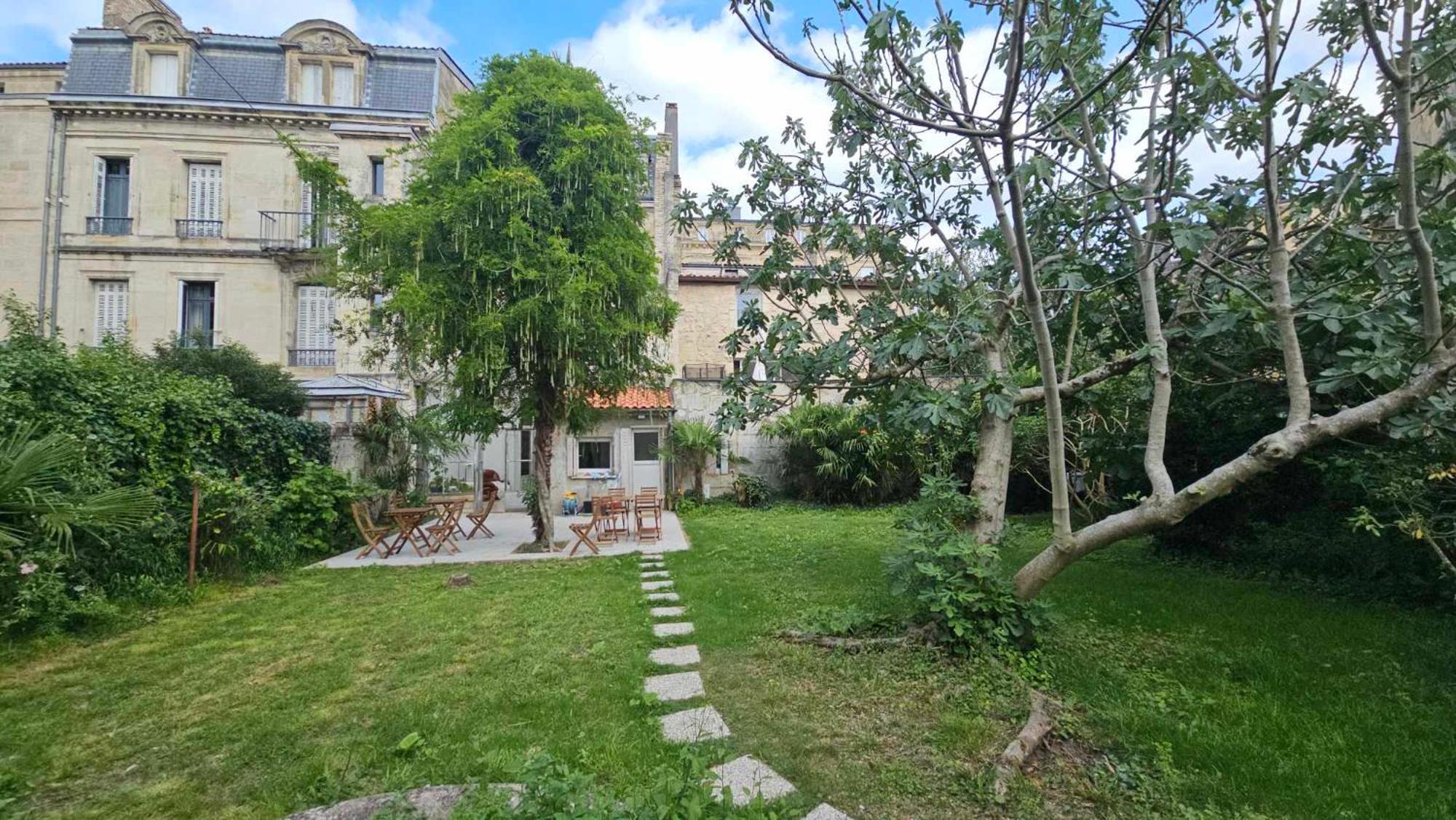 Bed In 6-Bed Mixed Dormitory Le Jardin Hostel Bordeaux Exterior photo